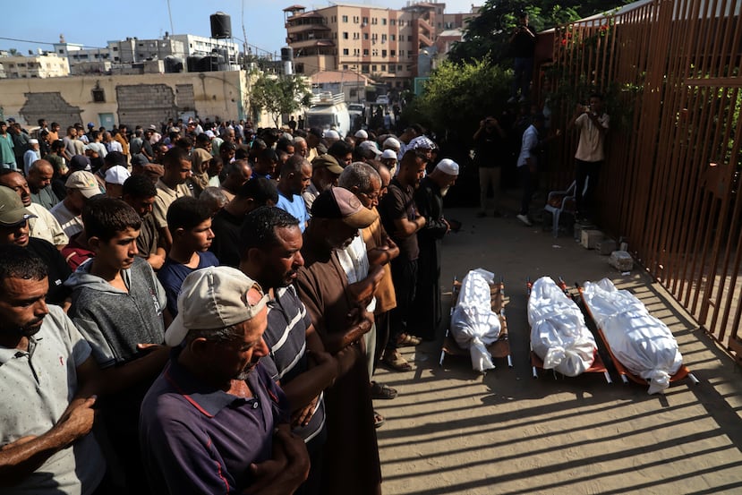 Palestinos despiden los cuerpos de tres víctimas de ataques israelíes, durante su funeral en el exterior del hospital Nasser, en Jan Yunis, en el sur de la Franja de Gaza, el 23 de agosto de 2025. (AP Foto/Mariam Dagga)