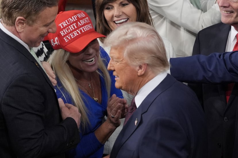 ARCHIVO - El presidente Donald Trump llega y pasa junto a la representante Marjorie Taylor Greene, republicana de Georgia, para dirigirse a una sesión conjunta del Congreso en el Capitolio en Washington, el martes 4 de marzo de 2025. (Foto AP/J. Scott Applewhite, Archivo)