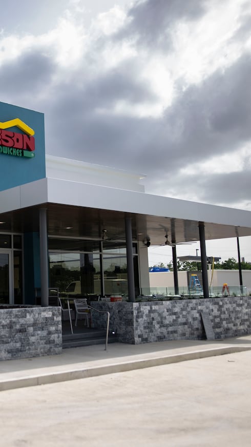 El primer restaurante de El Meson Sandwiches abrió el 4 de julio de 1972 en el Marbella Shopping Center en Aguadilla, Puerto Rico