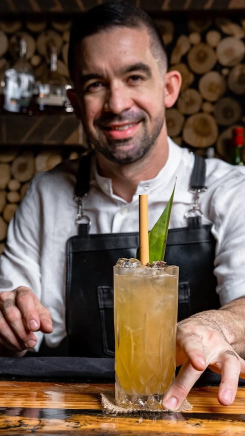Jorge Raúl Buch Barzaga, dueño de Colmena Bar en Santurce, reveló que, los bajones de electricidad le han obligado a cerrar el negocio entre 2 a 3 veces al mes.