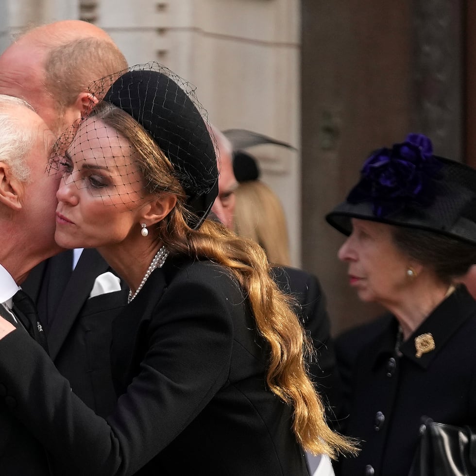Las cámaras fueron testigos de un emotivo abrazo entre Kate Middleton y el monarca británico, Charles III