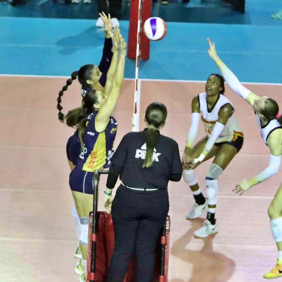 El bloqueo de Santurce se impone sobre la atacante de Juncos, Haley Busch, durante el segundo partido de la semifinal.