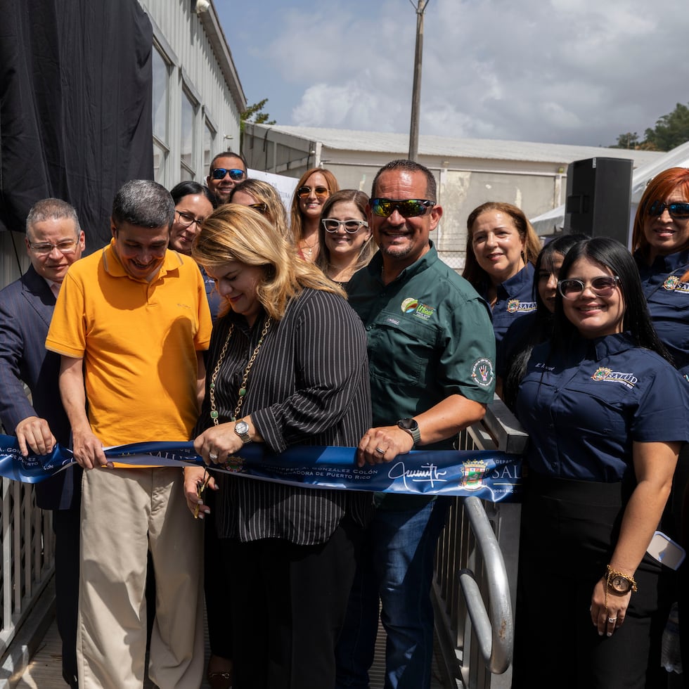 La gobernadora Jenniffer González realizó el corte de cinta del nuevo centro de servicios en Utuado.
Foto: Alejandro Granadillo
alejandrogranadillo@gmail.com