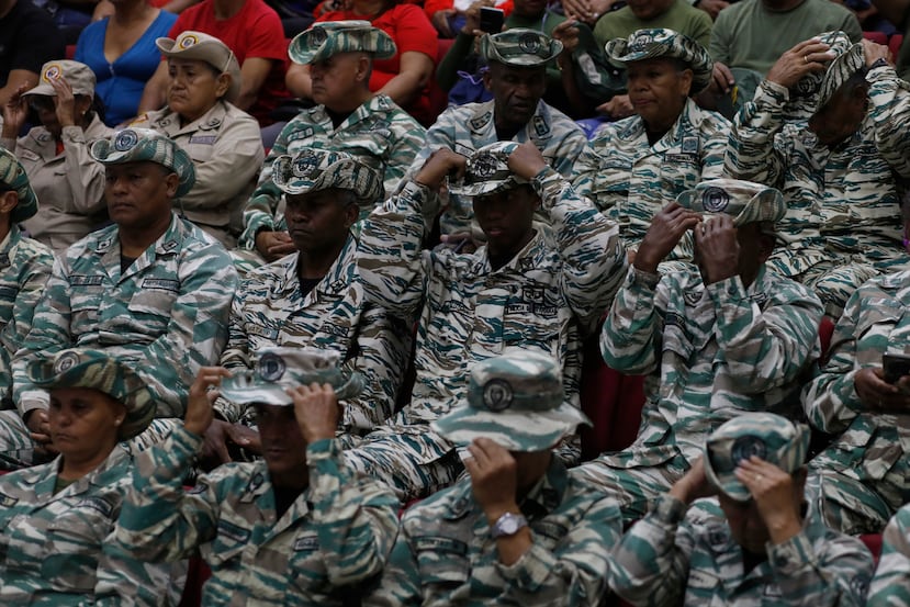Miembros de las Milicias Bolivarianas escuchan un discurso grabado del presidente Nicolás Maduro en una guarnición militar en Caracas, Venezuela, el viernes 5 de septiembre de 2025. (AP Foto/Cristian Hernández)
