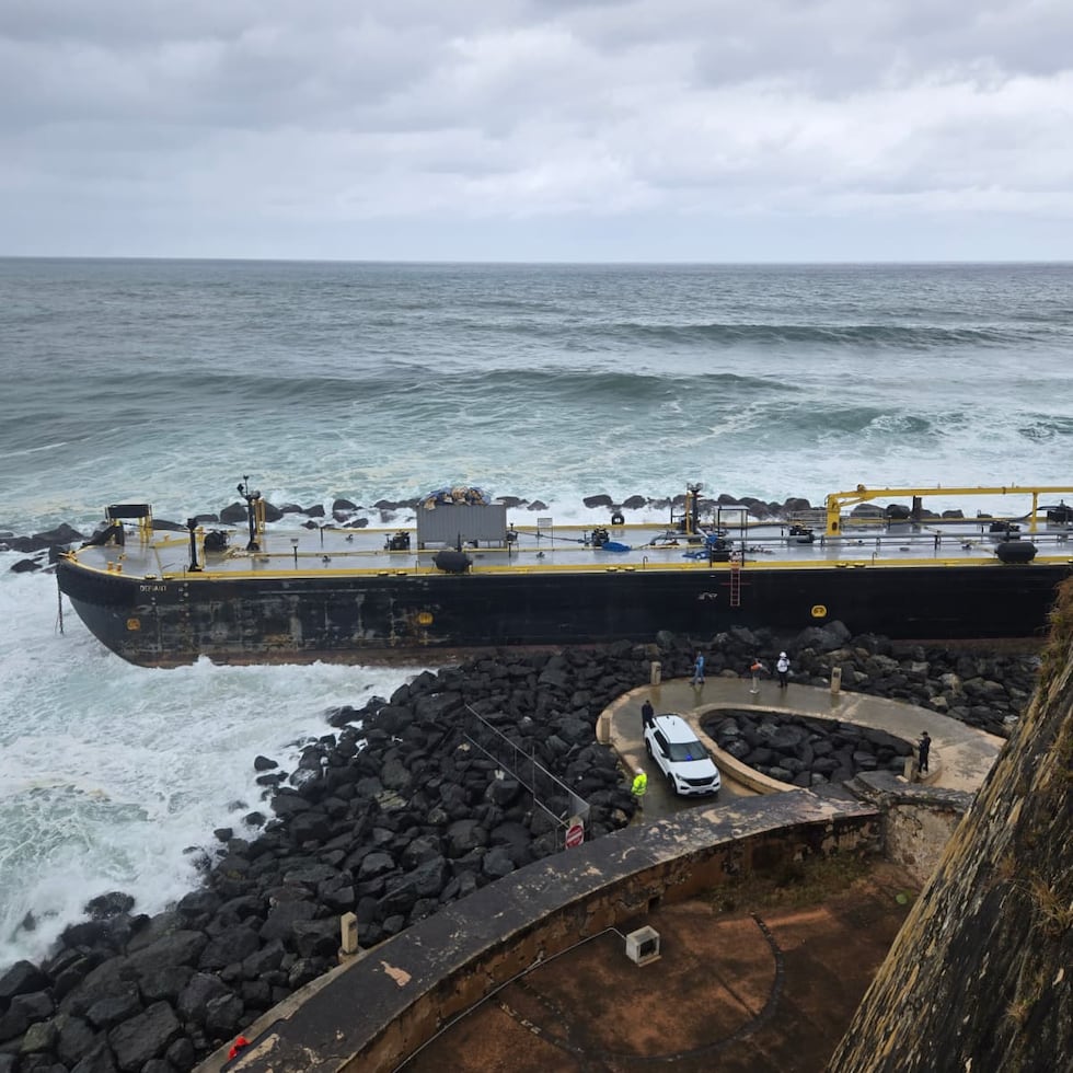 Una barcaza encalló en la orilla del rompeolas frente al Castillo San Felipe del Morro, en la entrada de la bahía de San Juan.