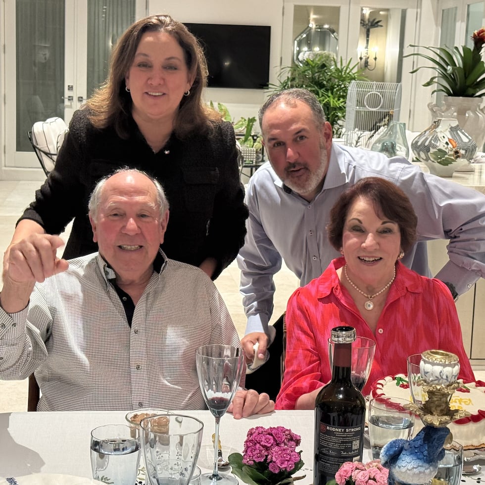 Esta foto sin fecha proporcionada por Silvia Larrieu el martes 8 de septiembre de 2026 muestra a Mario Lamar, abajo a la izquierda, y su esposa, Lili, abajo a la derecha.