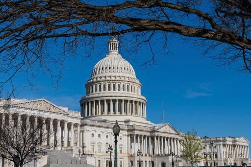 Imagen de la cobertura de: Mike Johnson expresa preocupación por exenciones de Trump a sanciones contra Rusia