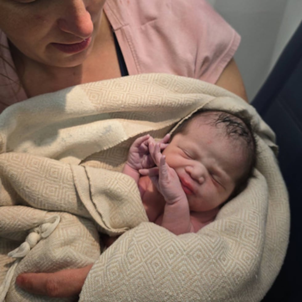 Ashley Blair sostiene a su hija Brielle, que nació el 24 de abril de 2026, en un vuelo de Delta Air Lines.