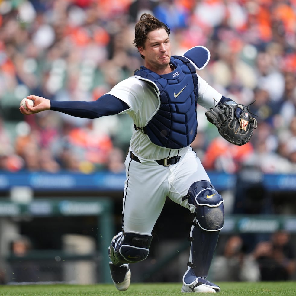 El receptor Dillon Dingler, de los Tigers de Detroit, lanza a primera base ante los Cardinals de San Luis, el 4 de abril.