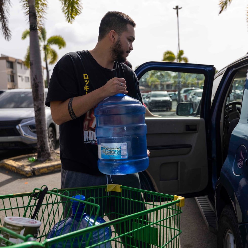 Consumers in Carolina are flocking to the supermarket in search of drinking water following a service interruption caused by maintenance work related to the Carraízo Dam.