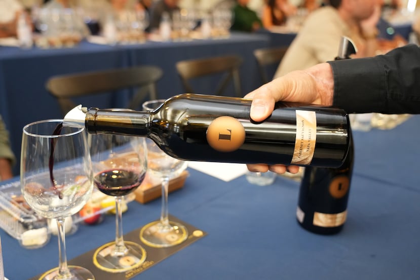 Lewis Cellars, con base en Napa Valley, se destaca por la producción de potentes vinos Cabernet Sauvignon.