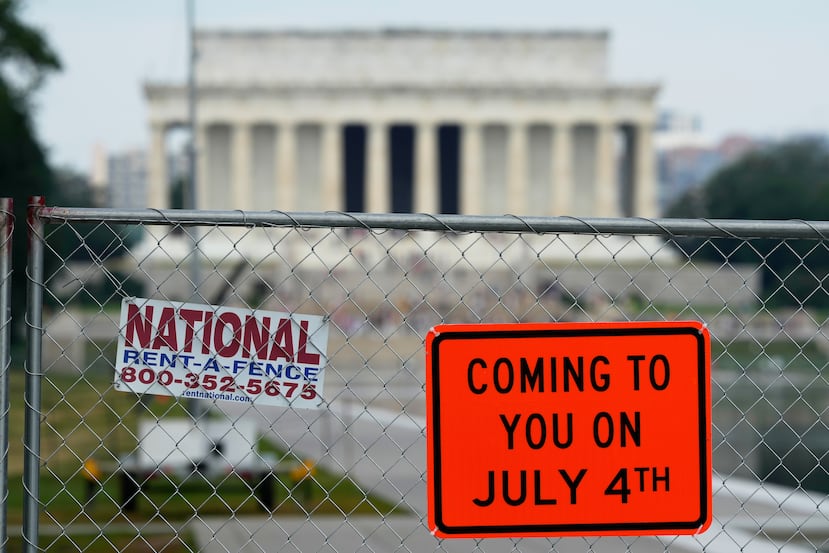 El viernes 26 de junio de 2026, en Washington, se colocaron carteles en una valla de tela metálica alrededor del estanque reflectante del Monumento a Lincoln. (Foto AP/Carolyn Kaster)
