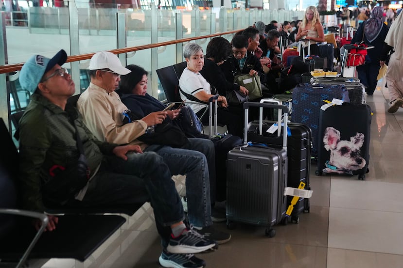 Viajeros esperan sus vuelos en el Aeropuerto Internacional Soekarno-Hatta, en Tangerang, Indonesia.