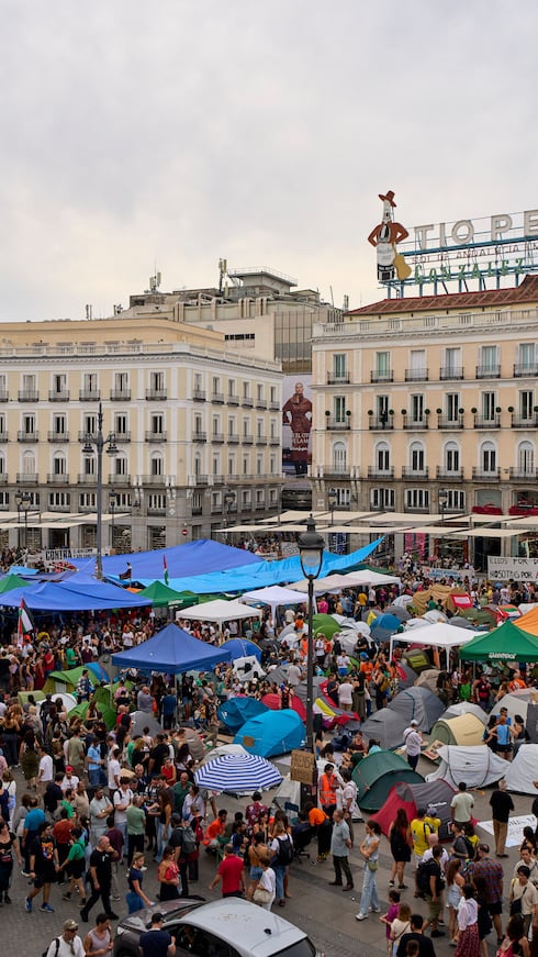 Varias personas acampan en la plaza de Sol durante una protesta convocada tras el desahucio de Maricarmen, de 87 años, para exigir leyes más estrictas que protejan a los inquilinos, en Madrid, España.