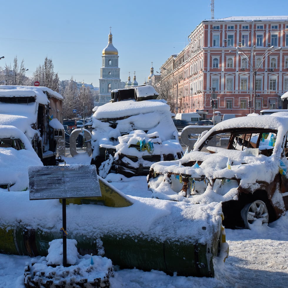 Vehículos militares dañados de Rusia, cubiertos de nieve, expuestos en el centro de Kiev, Ucrania.
