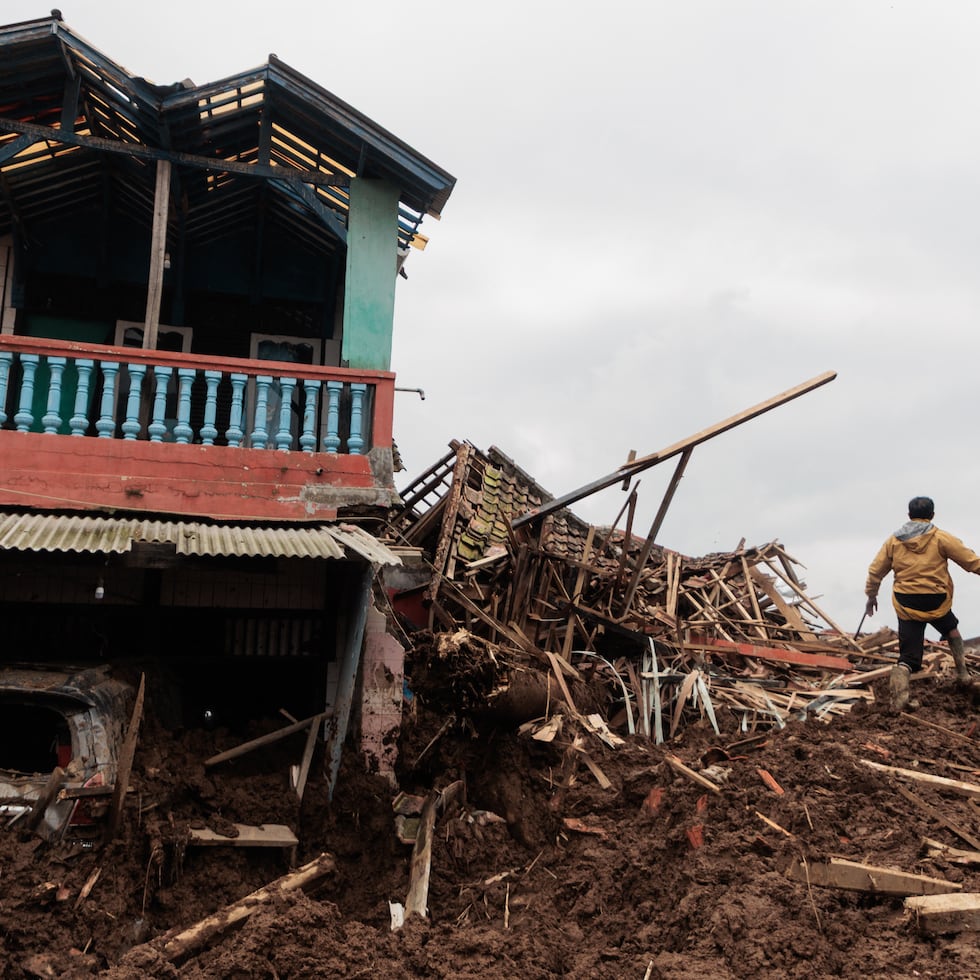 Unas fuertes lluvias provocaron el alud en la localidad de Pasirlangu.