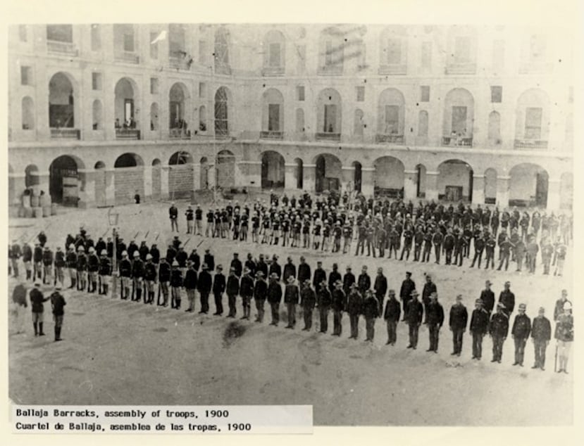Barracas en el Cuartel de Ballajá durante inspección de las tropas, año 1900.