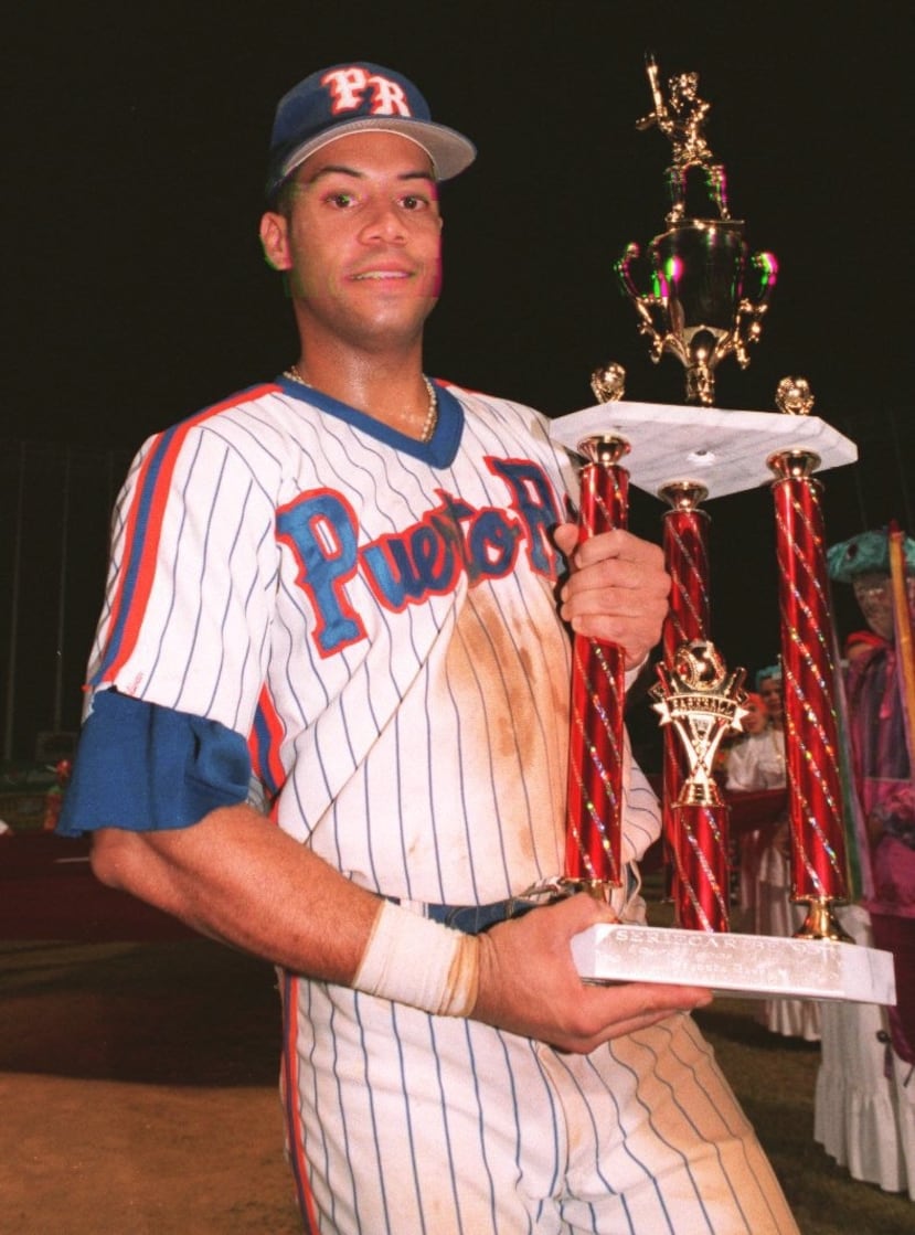 El salinense Roberto Alomar con el trofeo de Jugador Más Valioso de la Serie del Caribe de 1995.