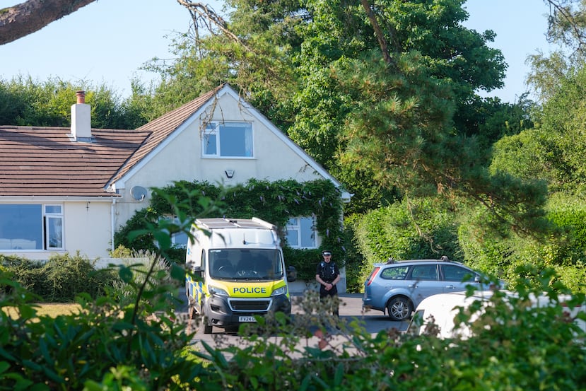 Agentes de policía frente a la casa de la exdiputada Ann Widdecombe, en Haytor, Inglaterra, el viernes 10 de julio de 2026, tras ser hallada muerta en su domicilio el jueves con heridas graves. (Matt Keeble/PA vía AP)