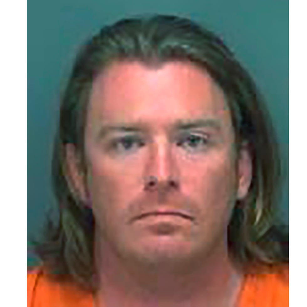 El hombre usa una silueta de él mismo mientras sostiene el podio como logotipo oficial de su campaña para ser comisionado del distrito 6 del Condado de Manatee en el oeste de Florida, al sur de Tampa.