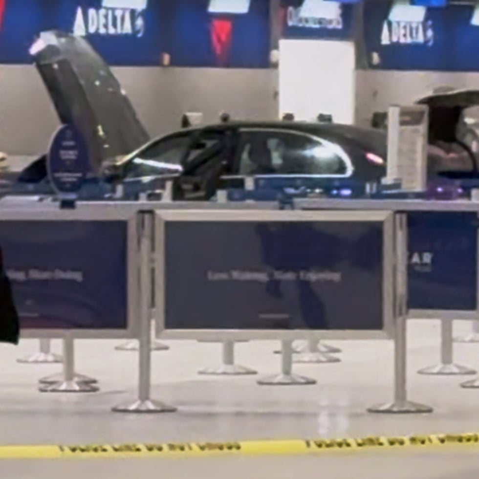 Unas cintas delimitan el perímetro de seguridad luego de que un auto se estrelló contra la entrada del Aeropuerto Metropolitano del Condado Wayne de Detroit. (Sennel Threlkeld II/@_sennel vía AP)