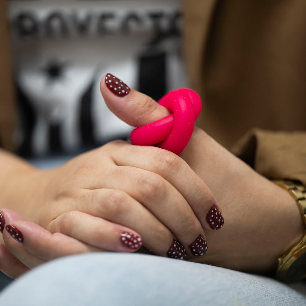 Sharimar Núñez Hernández, tras ser diagnosticada con autismo en la adultez, comenzó a usar un “figdet” para mantenerse centrada y presente.