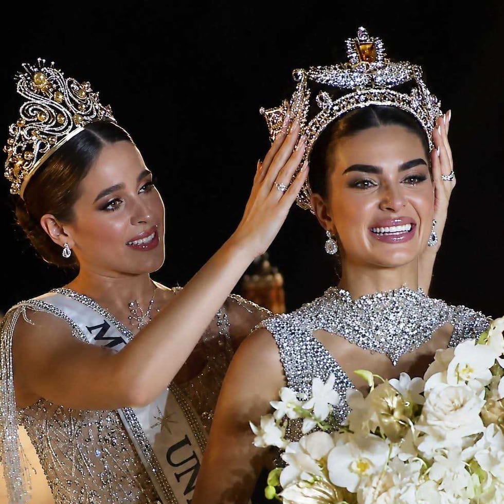 Fátima Bosch corona a la representante de Jalisco, María Vargas.