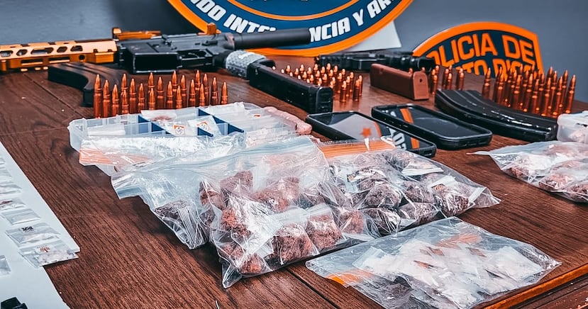 Parte de la evidencia ocupada en la intervención en La Perla, según la Policía.