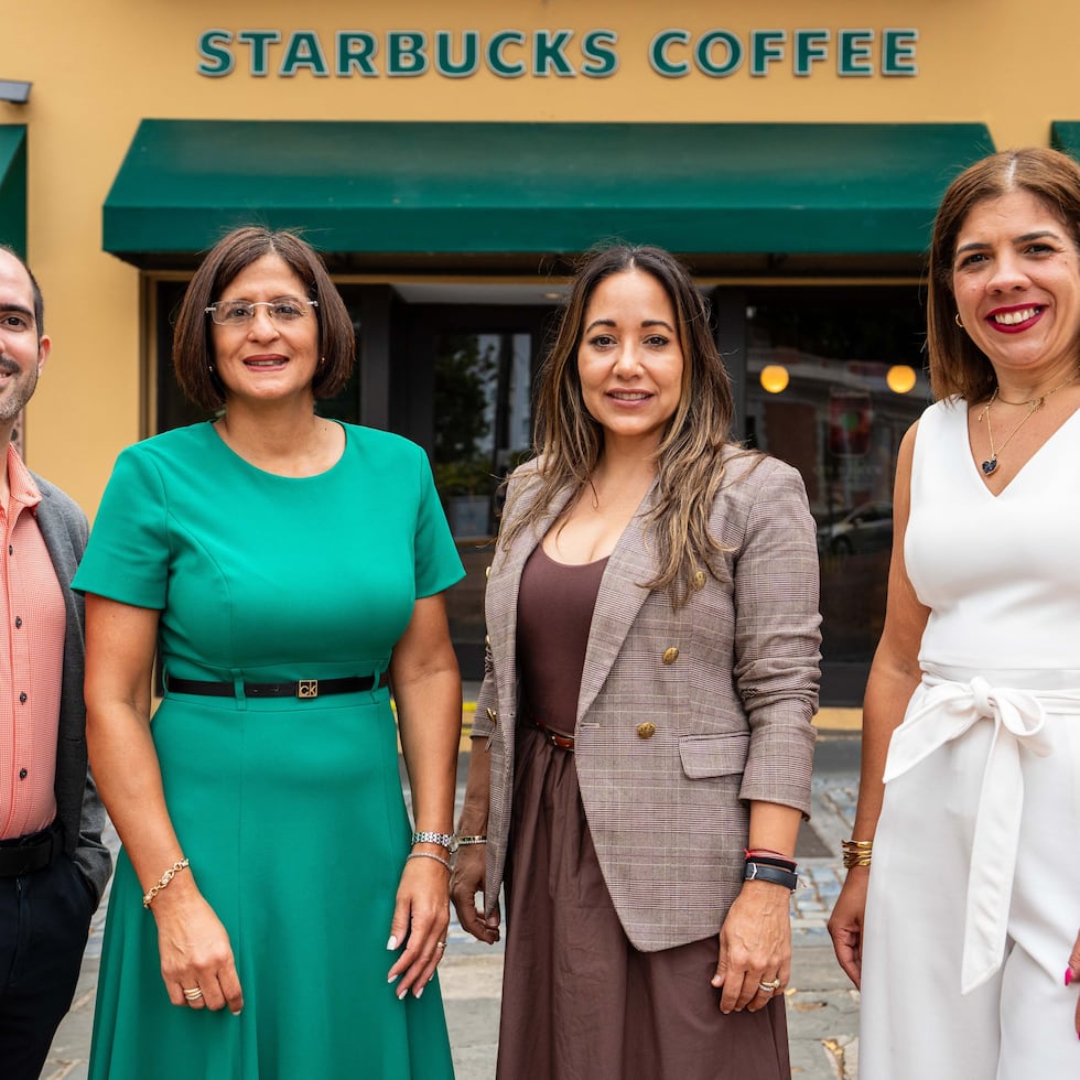In the picture: Carlos Martínez, senior editor of Digital Strategy and Subscriptions at El Nuevo Día; Idis Ortiz, general manager of Starbucks; Yalixa Rivera, CEO and editor-in-chief of GFR Media; and Nadia Suárez, operations manager at Starbucks Puerto Rico.