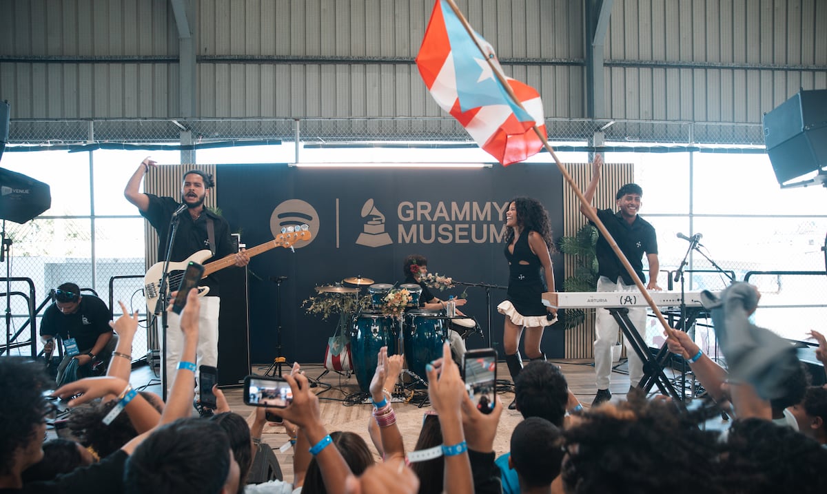 Chuwi y RaiNao sorprenden a estudiantes en primera edición de Grammy en las Escuelas en Puerto Rico