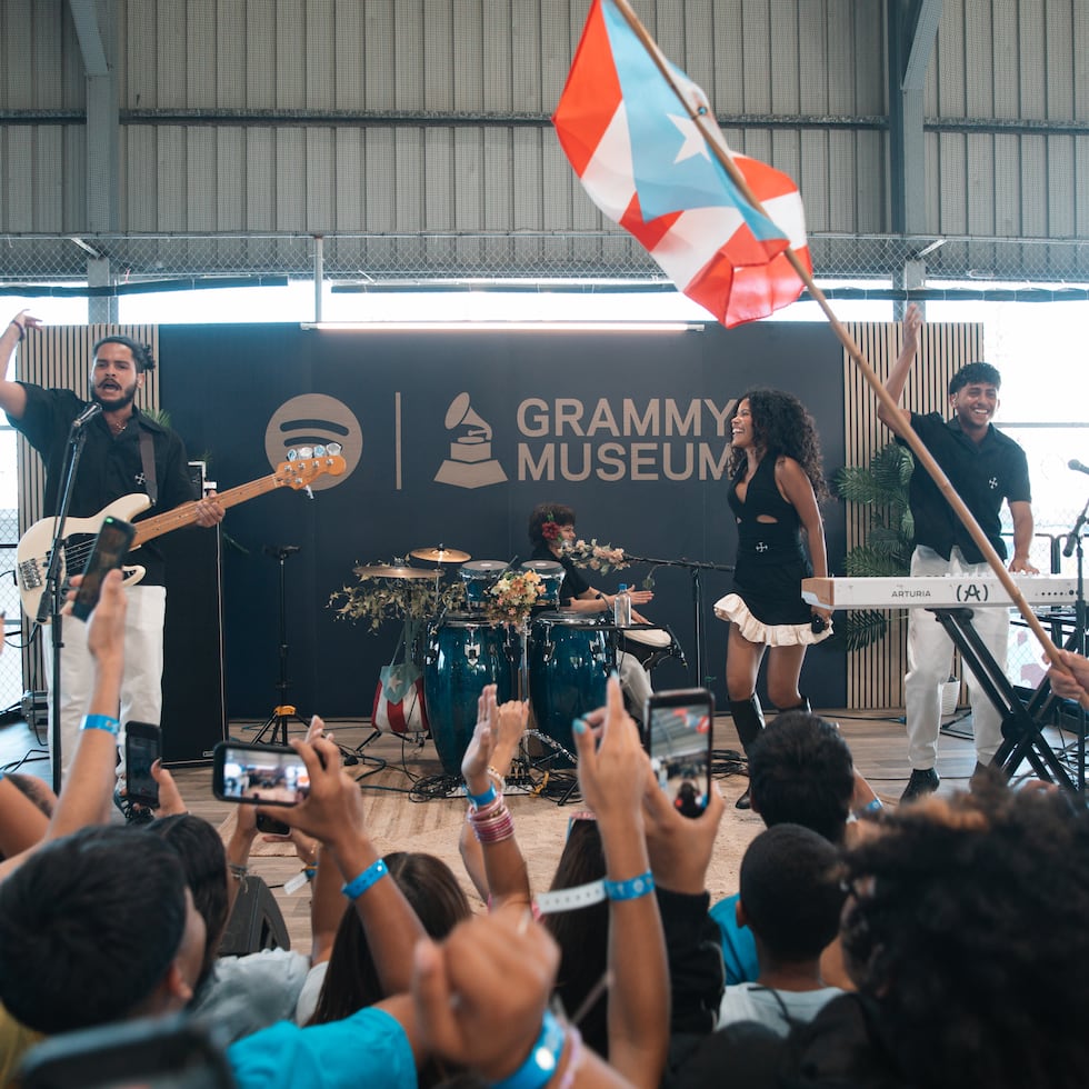 La agrupación musical Chuwi participó en la actividad Grammys en las Escuelas, que llegó por primera vez a Puerto Rico para educar a sobre la industria musical actual.