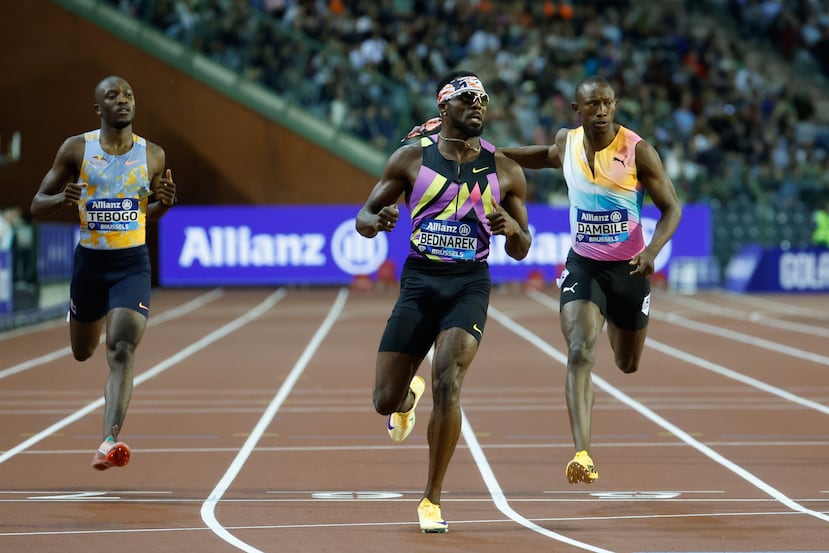 Kenneth Bednarek, al centro, dominando la final de los 200 metros con el mejor tiempo del año.