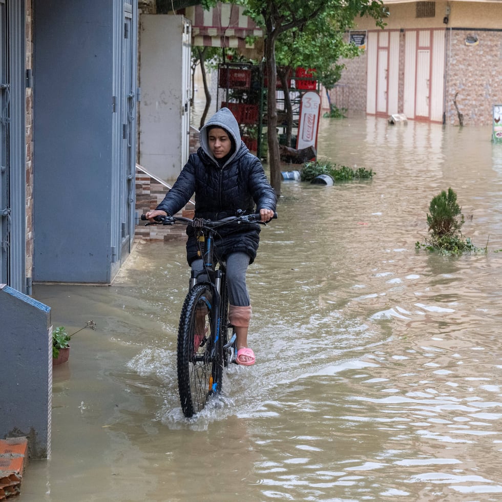 Las inundaciones repentinas fueron provocadas por un sistema de tormentas conocido como Marta, que se trasladó al país africano el fin de semana y arrojó hasta 3.6 pulgadas de lluvia en algunas ciudades del norte.