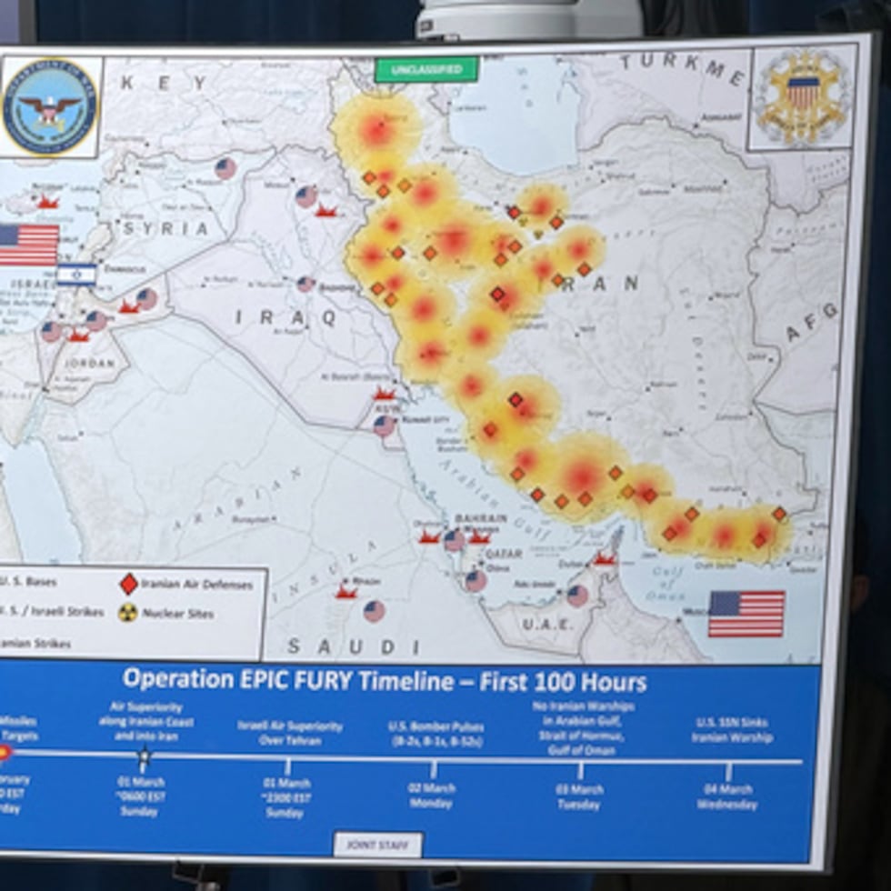 Un mapa del Departamento de Defensa titulado "Cronología de la Operación EPIC FURY - Primeras 100 horas" se muestra durante una conferencia de prensa con el Secretario de Defensa Pete Hegseth y el Jefe del Estado Mayor Conjunto General Dan Caine, en el Pentágono, el miércoles 4 de marzo de 2026, en Washington.