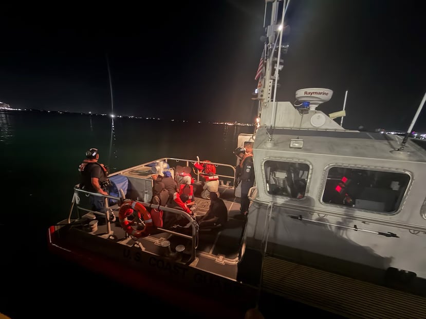Ocho polizones fueron detenidos por la Guardia Costera intentando entrar al país a bordo de la barcaza Charlotte Bridge.