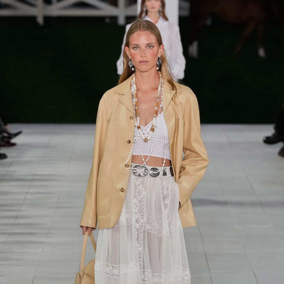 Las faldas boho llevan en versión maxi o midi, con volantes, encajes, capas o cortes irregulares que aportan dinamismo al look. La clave está en combinarlas con piezas más básicas como tank tops o camisas blancas para equilibrar.