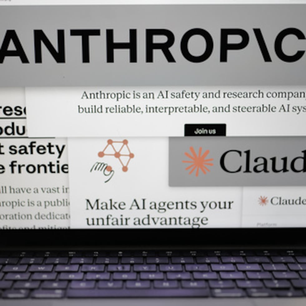 ARCHIVO - En una pantalla de ordenador en Nueva York se ven páginas de la web de Anthropic y los logotipos de la empresa, el 26 de febrero de 2026. (Foto AP/Patrick Sison, archivo)