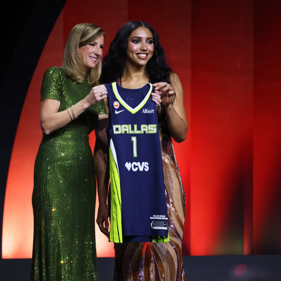La escolta de UConn, Azzi Fudd, posa junto a la comisionada de la WNBA, Cathy Engelbert, tras ser seleccionada en el primer turno por las Dallas Wings en la primera ronda del draft de la WNBA.