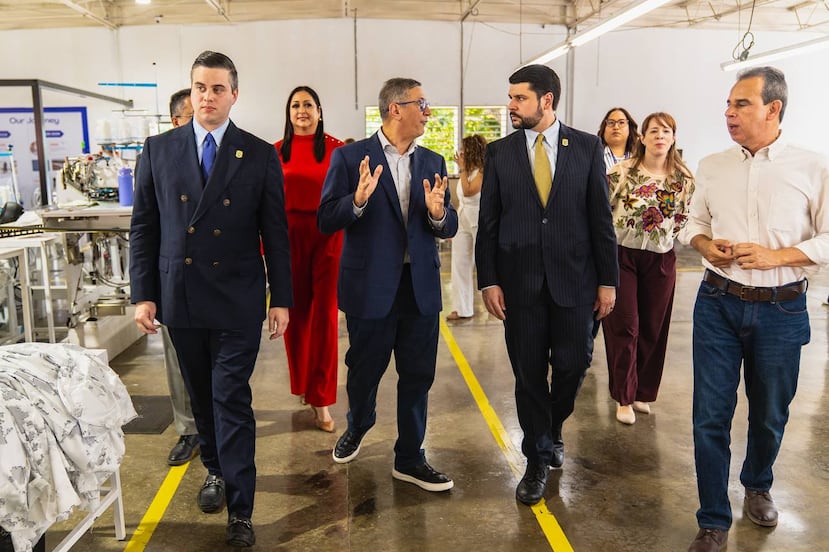 En la foto, de izquierda a derecha: Roberto Lefranc, director ejecutivo de la Compañía de Fomento Industrial (Pridco, en inglés), Humberto Zacapa, principal oficial ejecutivo de PRAK Industries LLC, Carlos Ríos Pierluisi, secretario del DDEC y William Alicea, alcalde de Aibonito.