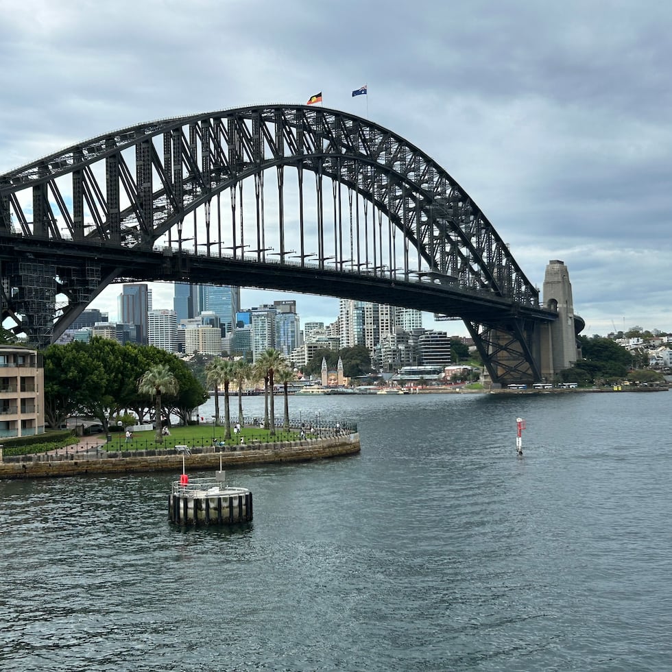 El puente Sydney Harbor Bridge, inaugurado en 1932, tiene un arco que se eleva 429.6 pies sobre el mar. (Foto: Georgina Cruz)