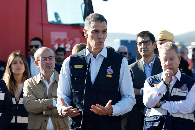 El presidente del Gobierno, Pedro Sánchez (c), junto al presidente de Castilla-La Mancha, Emiliano García-Page (d), realizan declaraciones a los medios durante su visita al lugar del accidente.