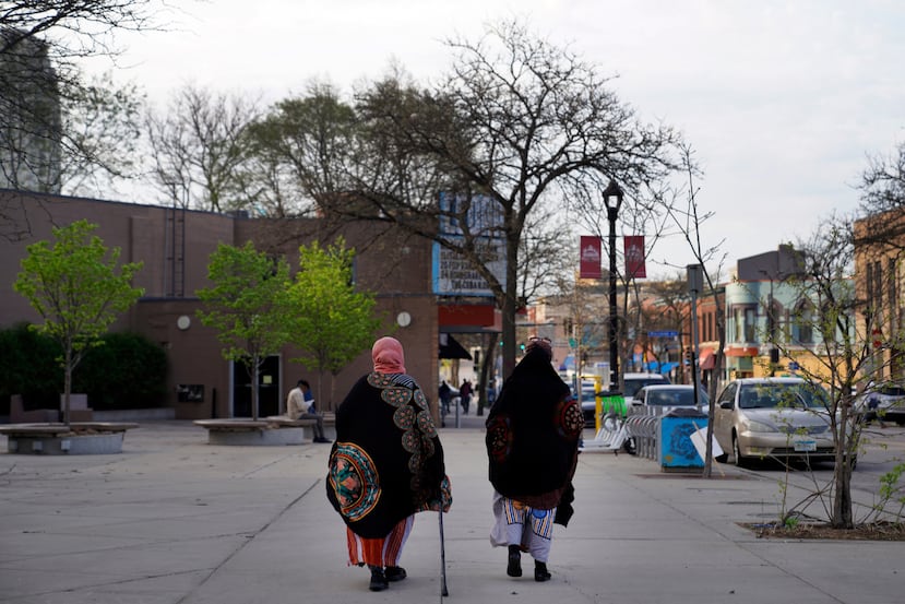 ARCHIVO - Mujeres caminan por una calle del barrio predominantemente somalí de Cedar-Riverside, en Minneapolis, el 12 de mayo de 2022. (AP Foto/Jessie Wardarski/Archivo)