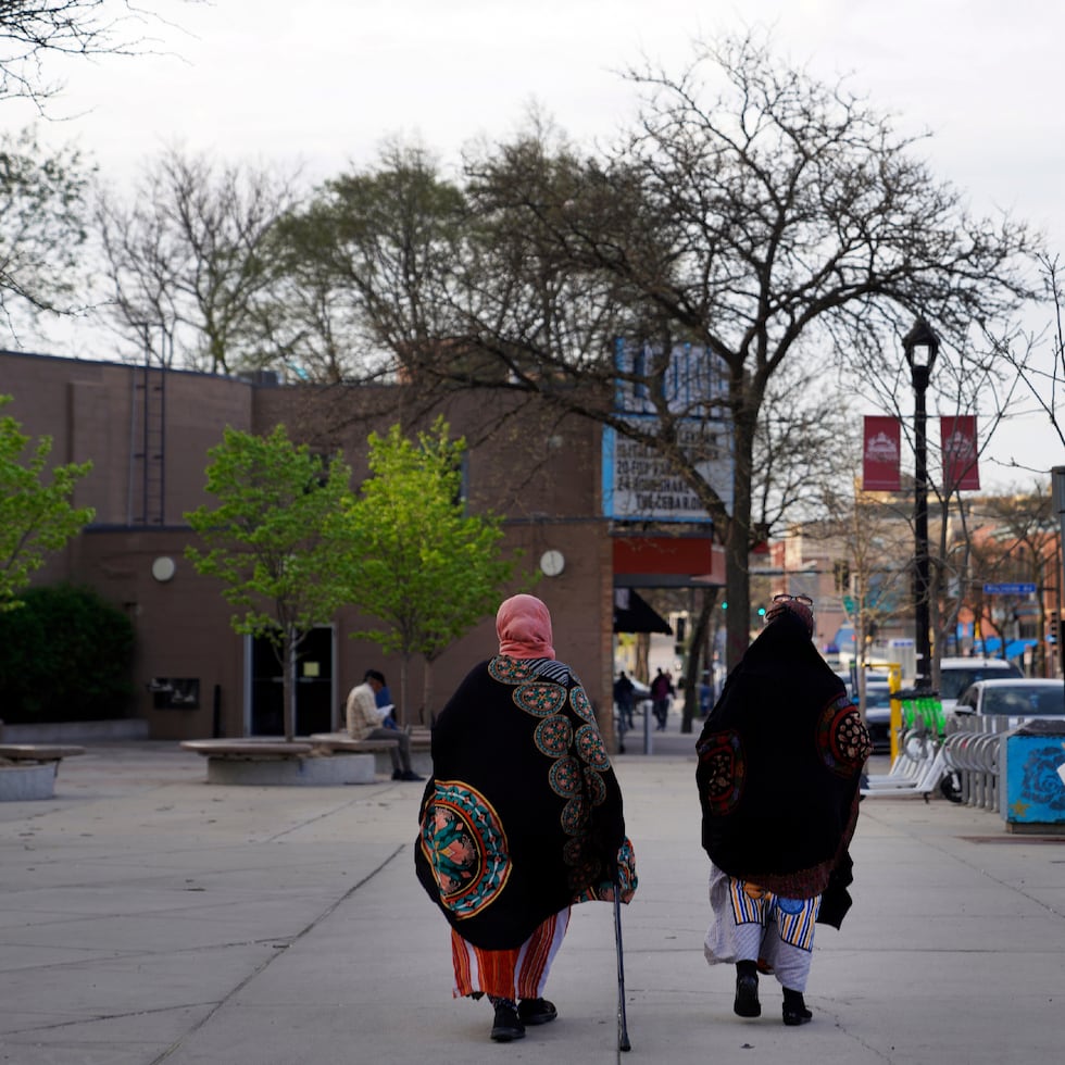 Mujeres caminan por una calle del barrio predominantemente somalí de Cedar-Riverside, en Minneapolis.
