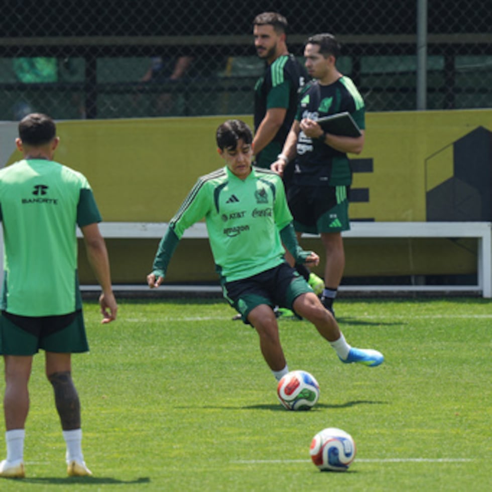 México abrirá en la tarde del jueves su participación ante Sudáfrica en el Estadio Azteca. En la foto, el volante mexicano Gilberto Mora.