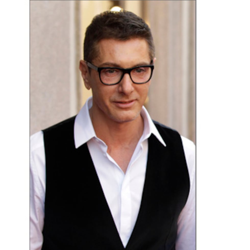 ARCHIVO - El diseñador de moda italiano Stefano Gabbana llega a la alfombra roja para asistir a la presentación de un libro de retratos 'Milan Fashion , retratos de jugadores de fútbol' patrocinado por la marca de moda Dolce & Gabbana, en el centro de Milán, Italia, 19 de mayo de 2011. (AP Photo/Luca Bruno, Archivo)