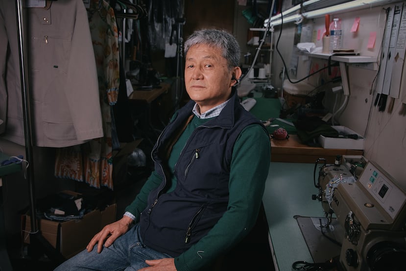 El sastre Kil Bae posa para una foto en su taller en Nueva York. (AP Foto/Andres Kudacki)