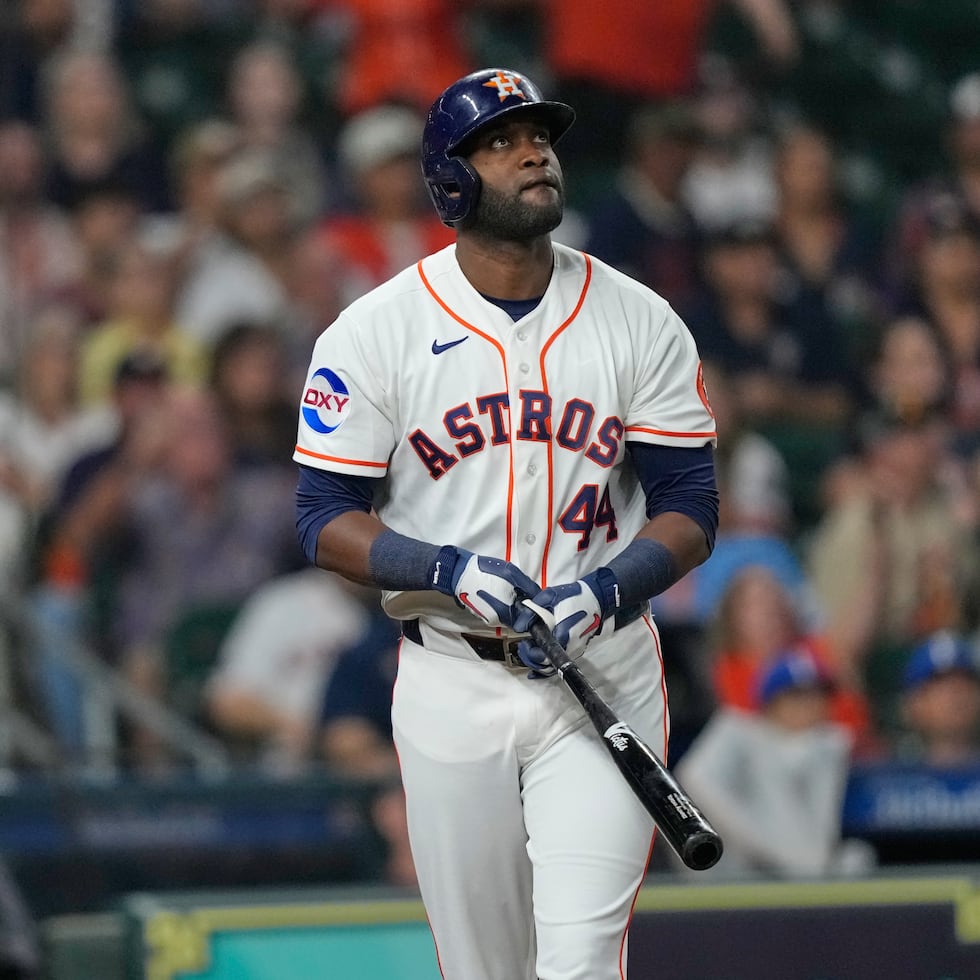 Yordan Álvarez, de los Astros de Houston, observa su jonrón contra los Royals de Kansas City, el número 40 para él en la temporada.