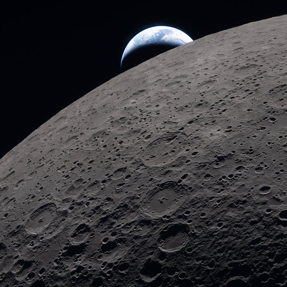 En la Tierra, el peso ayuda a que los fluidos y los residuos bajen, pero en un ambiente de microgravedad, como en la nave Orión, esa tarea depende de ventiladores, succión, embudos, mangueras, separadores de gas y de líquido, y contenedores sellados.