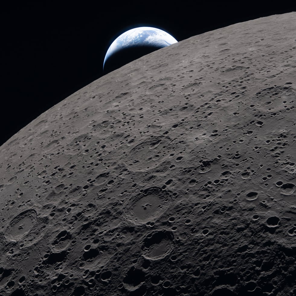 En la imagen, proporcionada por la NASA, la tripulación de Artemis II captó esta vista de la Tierra detrás de la Luna durante un sobrevuelo lunar, el lunes 6 de abril de 2026. (NASA vía AP)