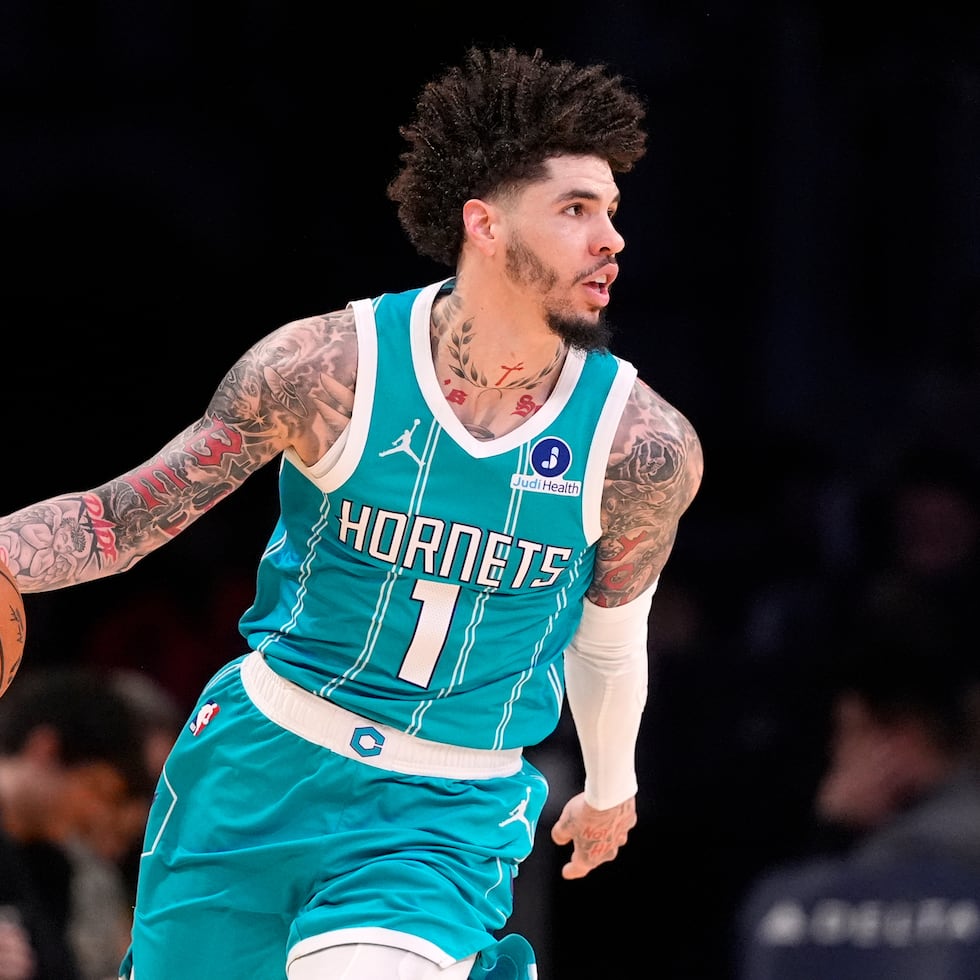 LaMelo Ball, base de los Hornets de Charlotte, driblea en el encuentro ante los Lakers de Los Ángeles.